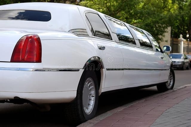 two-hours-private-limo-rental-with-chauffeur-in-dubai_1